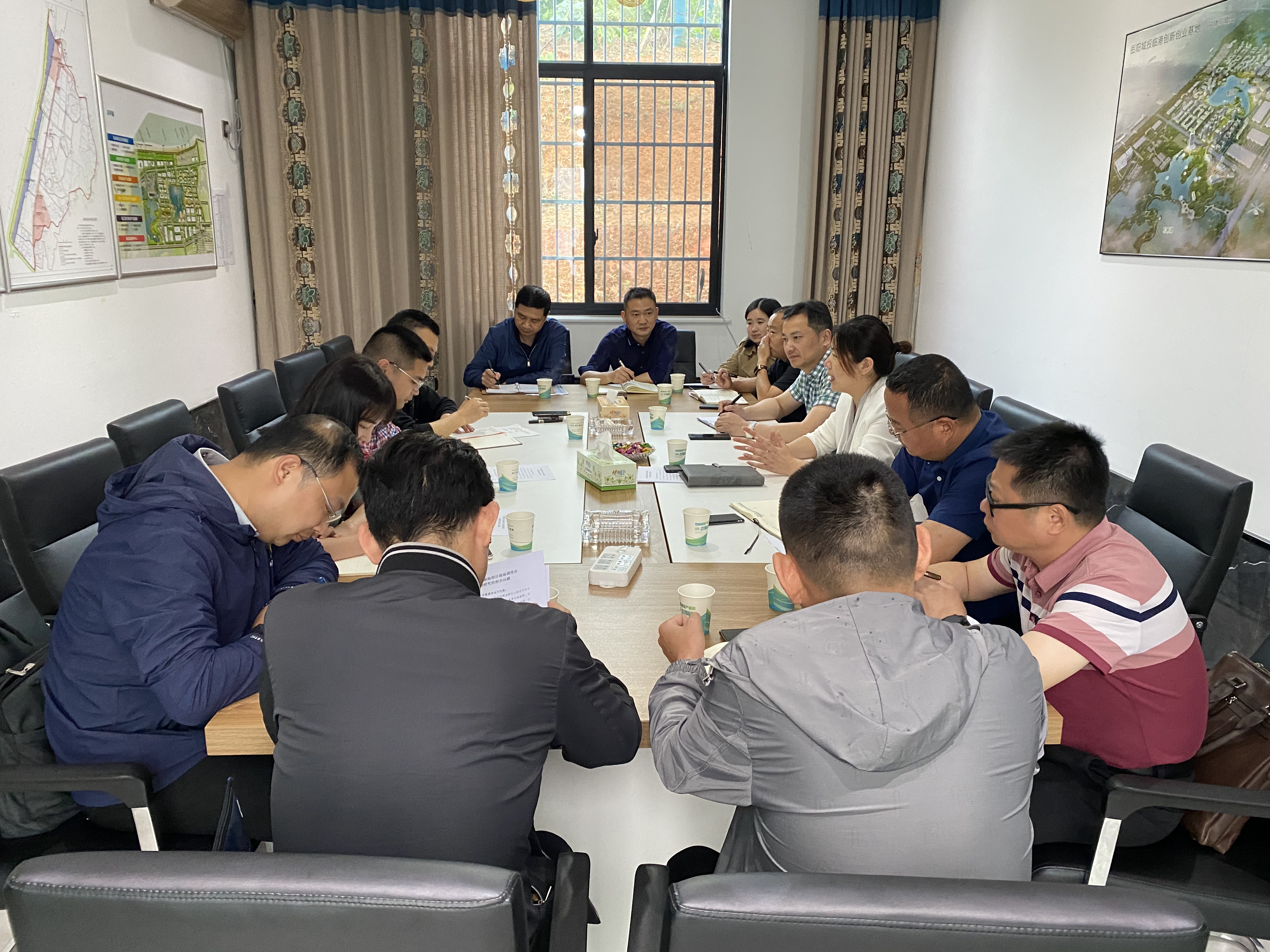 5.17云溪區常務副區長胡蝶在臨港創新創業基地主持召開現場調度會.jpg 5.17云溪區常務副區長胡蝶在臨港創新創業基地主持召開現場調度會.jpg